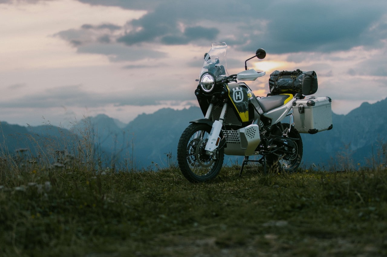 Husqvarna Norden 901 Expedition: Adventure media, soddisfazioni maxi (VIDEO)